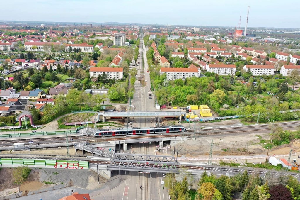 Der Neu- und Umbau der Bahnstrecken am Rosengarten ist fast beendet. Derzeit lässt die Stadt die Fußgängerbrücke abreißen.