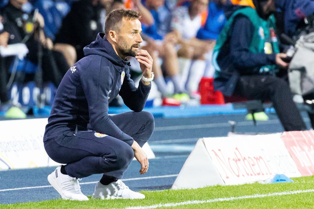 Braunschweigs Trainer Michael Schiele reagiert im Spiel.