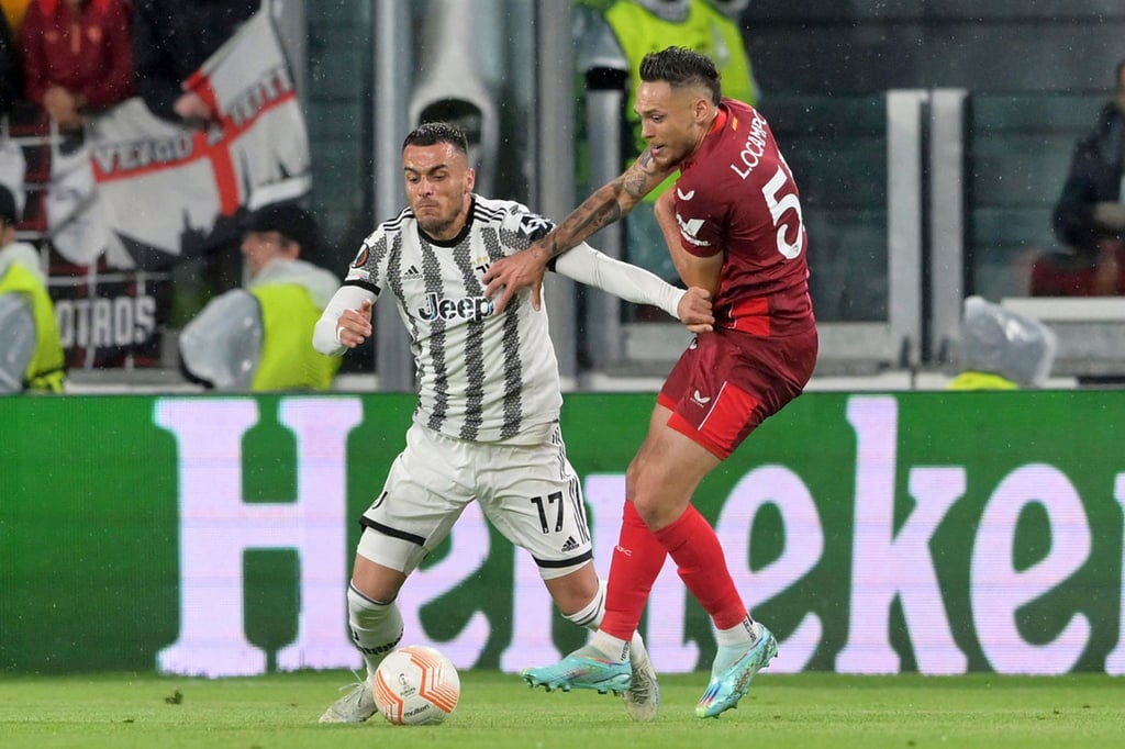 Unentschieden in Turin: Juves Filip Kostic (l) und Lucas Ocampos im Duell um den Ball.