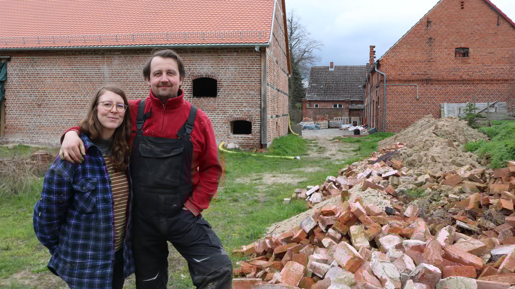 Carl und Eve Heine vor ihrem Ausbauhof in Weißewarte.