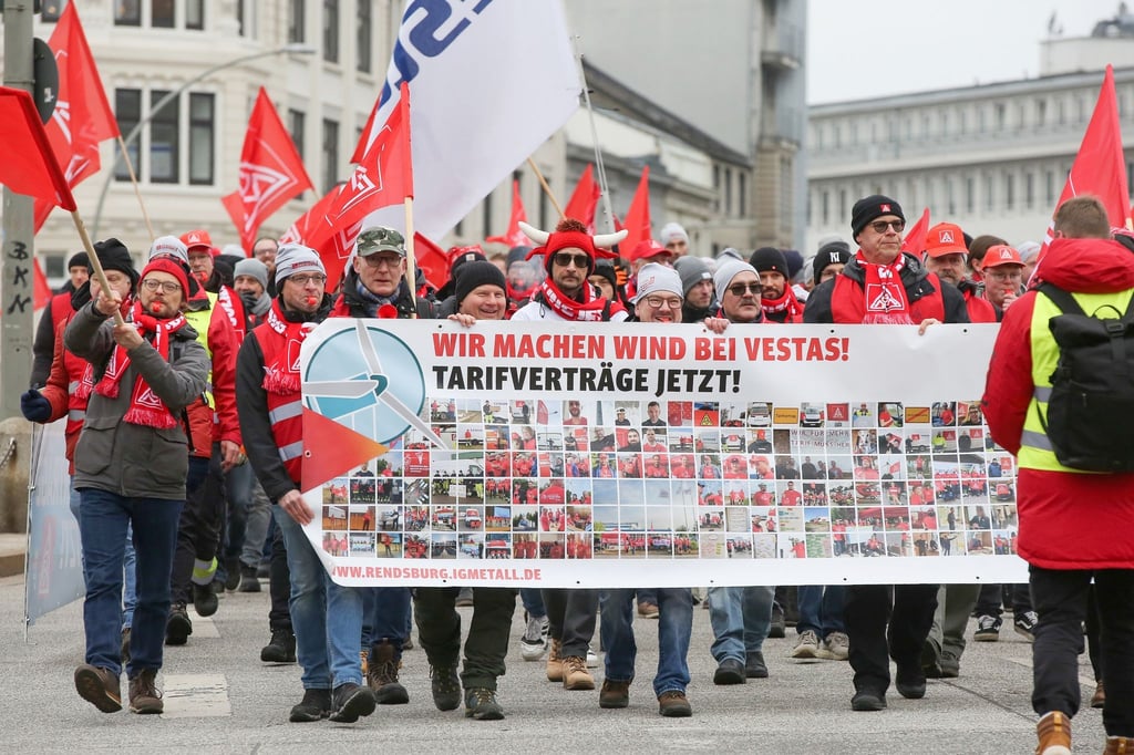 Streikende Mitarbeiter des Windanlagenherstellers Vestas ziehen durch die Hamburger Innenstadt.