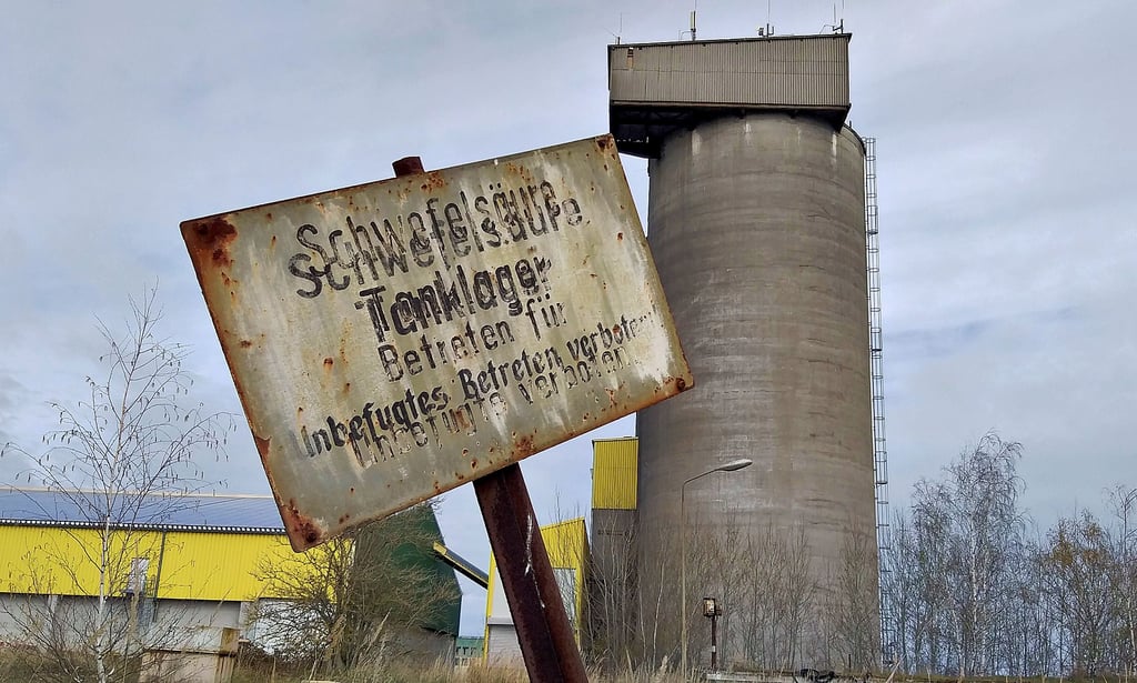 Blick auf ein Großsilo auf dem einstigen Fabrikgelände von Fahlberg-List in Magdeburg. Bis zu 3000 Wohnungen sollen auf dem Areal entstehen. Zunächst ist jedoch eine umfassende Altlastensanierung nötig.