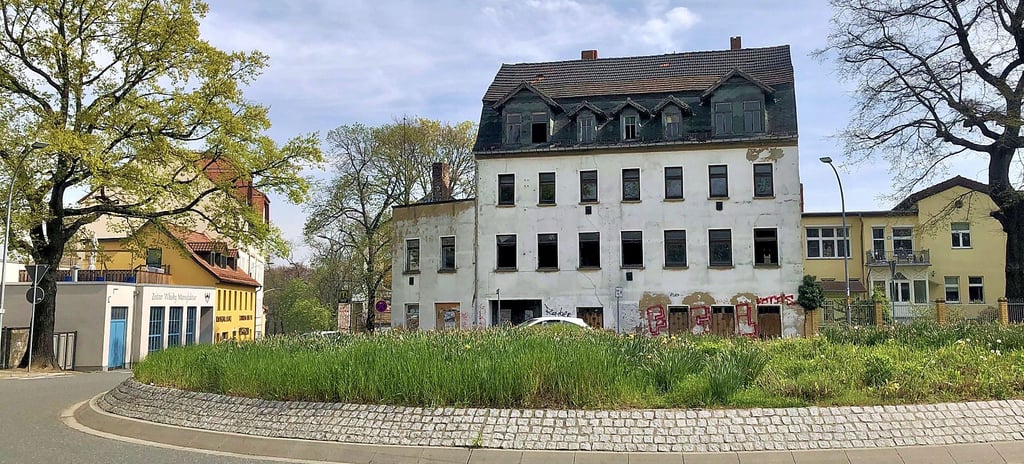 Kalktor 1, das stattliche weiße, leerstehende und verfallende Haus, wird abgerissen.