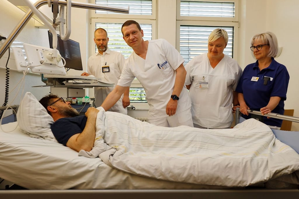 Patientenvisite am Klinikum Bergmannstrost: Toni Selz (Mitte) hat die Zusammenarbeit von Ärzten und Fachkräften in der Klinik optimiert.