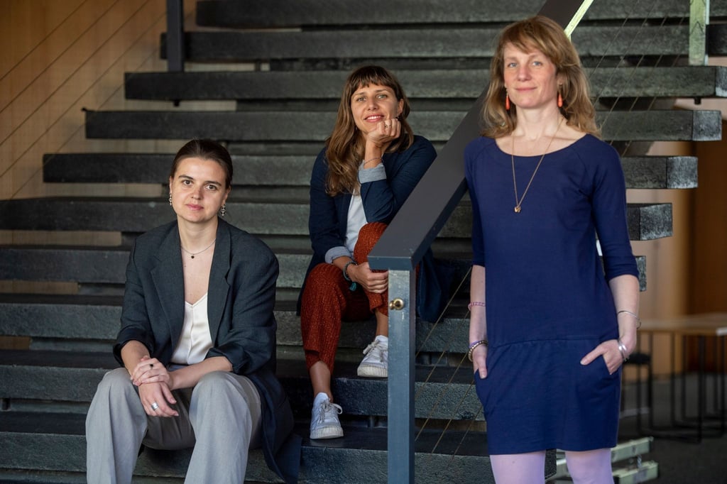 Die Leiterinnen des Berliner Theatertreffens 2023: Olena Apchel (l-r), Joanna Nuckowska und Carolin Hochleichter.