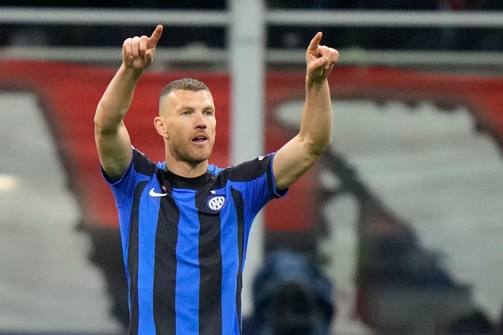 Inter Mailands Edin Dzeko jubelt über seinen Treffer zum 1:0.