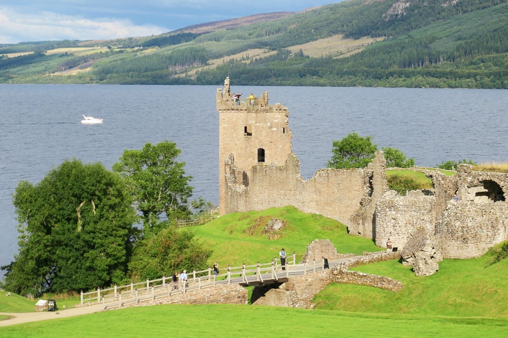 Urquhart Castle am Loch Ness: Von hier lässt sich der See gut überblicken.
