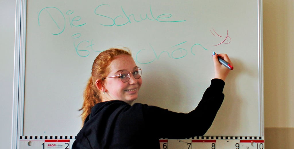 Jasmin Pomp schreibt: „Die Schule ist schön" an eines der neuen Whiteboards. Kreide gibt es nicht mehr an der Gemeinschaftsschule "Wilhelm Wundt" in Tangerhütte.