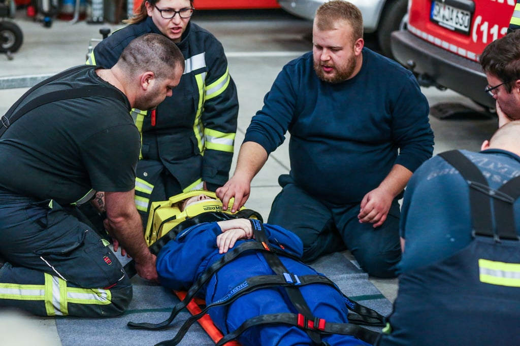 Feuerwehrleute beim Ausbildungsdienst in Merseburg.