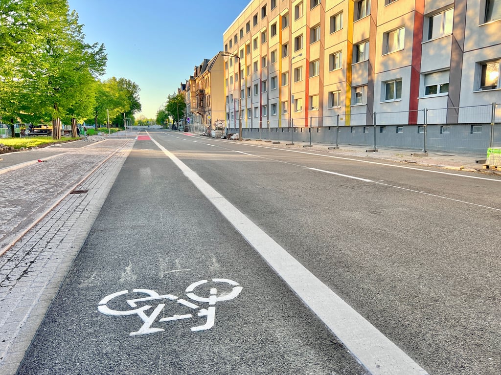 Die Baustelle in der Antoinettenstrasse ist fast fertig, der Radweg ist per durchgezogener Linie abgetrennt.
