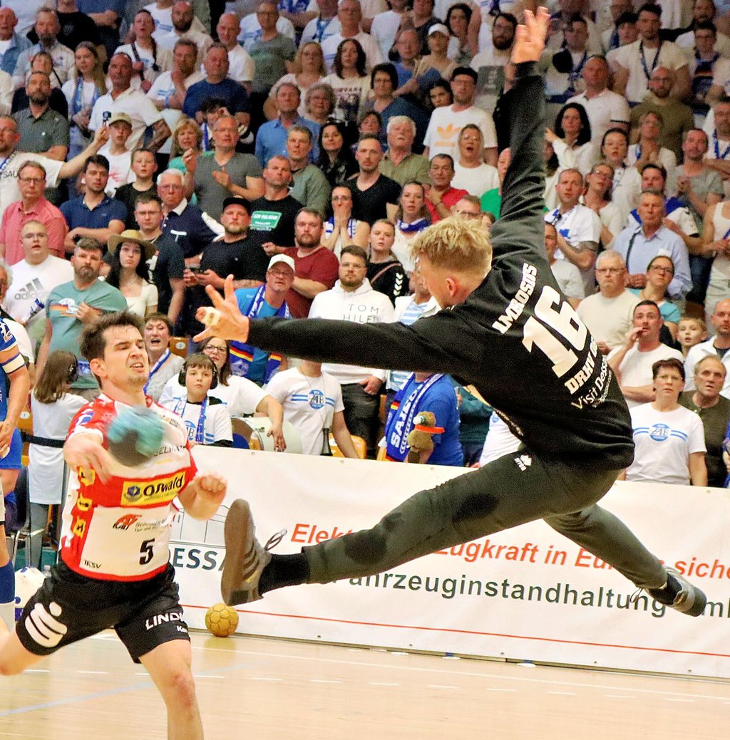 Philip Ambrosius hält mit seiner Parade gegen Timothy Reichmuth den 28:27-Sieg der Dessauer im Ostderby gegen den ThSV Eisenach fest.