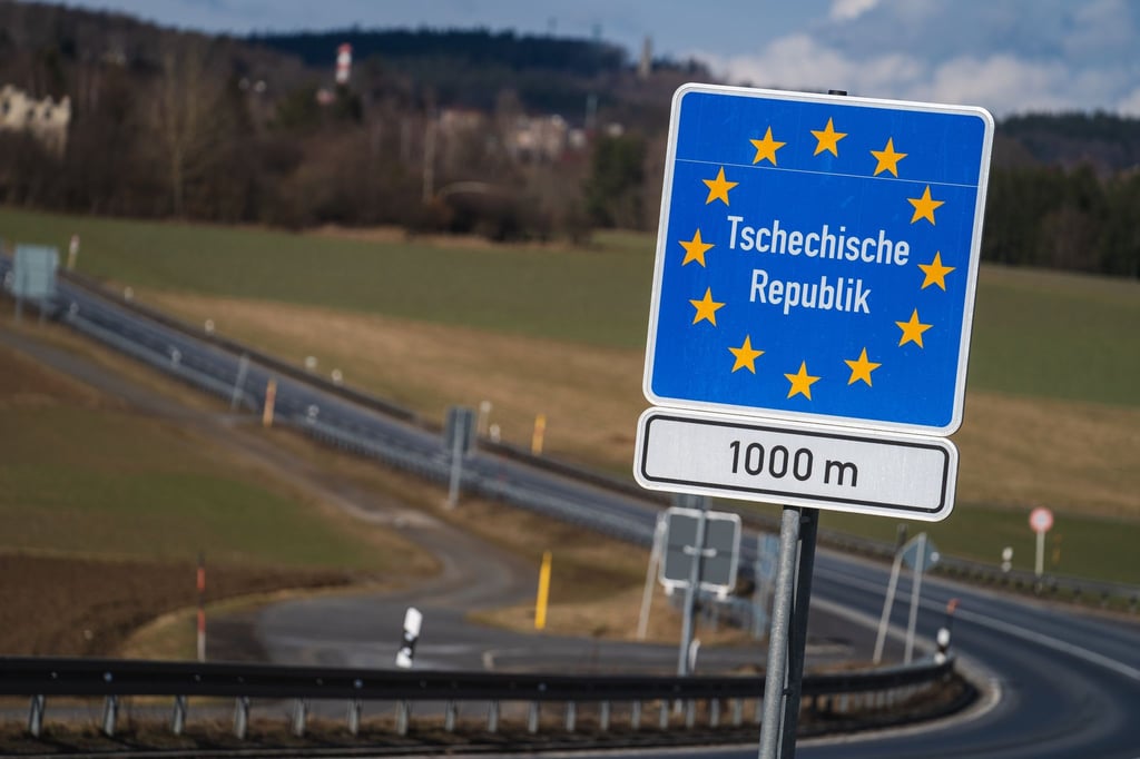 Ein Schild weist an einer Straße auf den Beginn der Tschechischen Republik in 1000 Metern hin.
