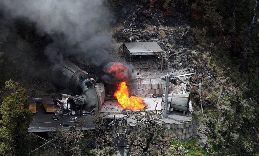 Flammen schlagen aus einem Lüftungsschacht über der Pike-River-Mine (2010).