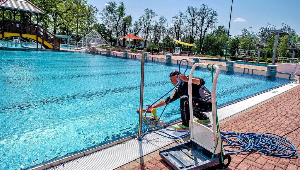 Im Freibad Piesteritz bereitet Frank Machacek den Saisonstart vor.
