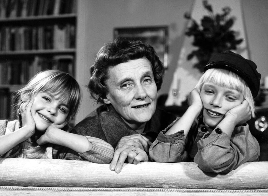 Astrid Lindgren 1972 mit Lena Wisborg (l) und Jan Ohlsson, den beiden Hauptdarstellern ihrer Buch-Verfilmung „Michel bringt die Welt in Ordnung“.