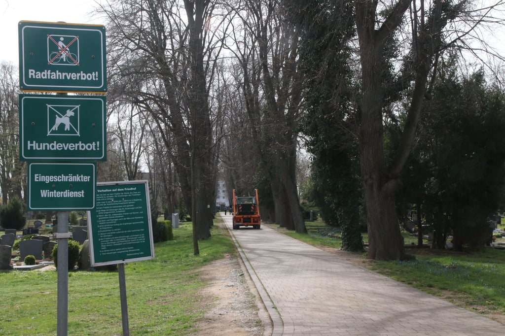 Werden Urnen auf dem Calbenser Friedhof zu flach beigesetzt? Dieser Meinung ist zumindest eine Bestatterin aus Calbe.