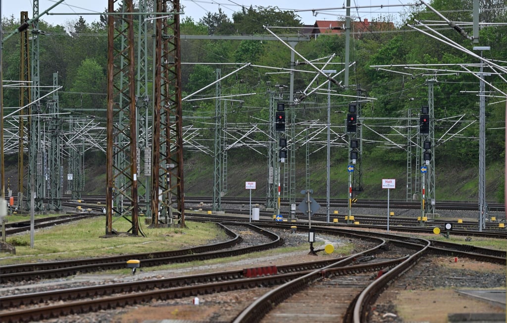 Von Sonntagabend bis Dienstagabend heißt es wieder: Warnstreik im Bahnverkehr. Eine Altersgruppe trifft es laut Umfrage besonders hart.
