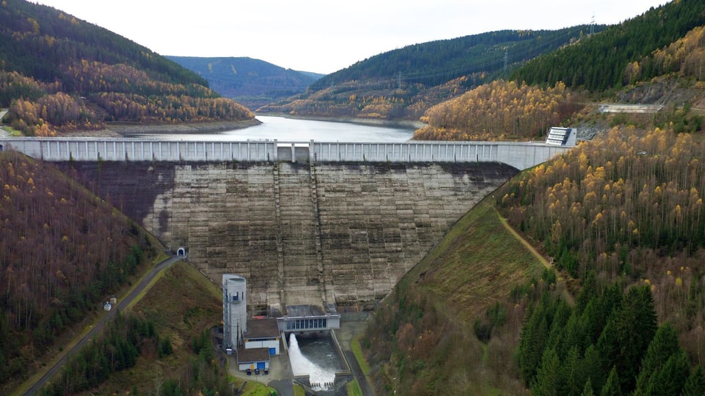 Die Staumauer der Talsperre Leibis/Lichte.