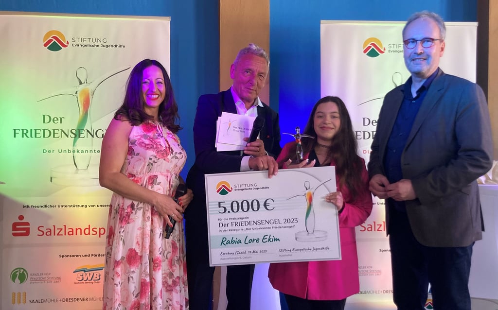 Rabia Lore Ekim (3. von links) nahm von Radiomoderatorin Freddy Holzapfel (von links), Stiftungsvorsitzendem Klaus Roth und MZ-Chefredakteur Marc Rath den Preis als "unbekannter Friedensengel" 2023 entgegen.