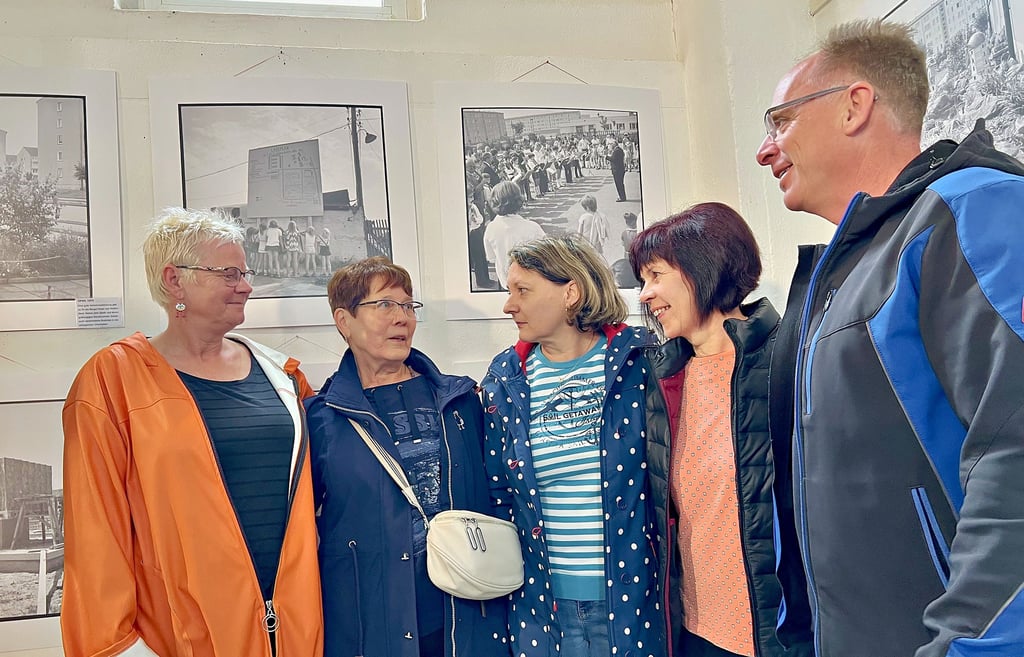 Die 1975 von Hans-Joachim Lösche fotografierten Kinder haben sich mit ihrer damaligen Erzieherin Silvia Herfurth (2.v.l.) getroffen.