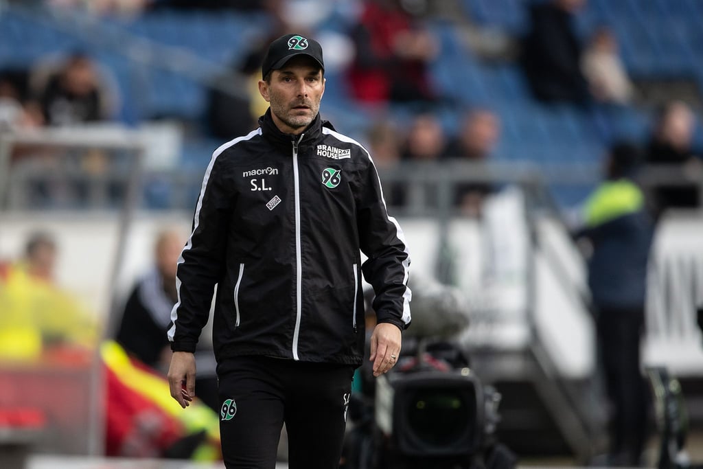 Hannovers Trainer Stefan Leitl steht am Spielfeldrand.