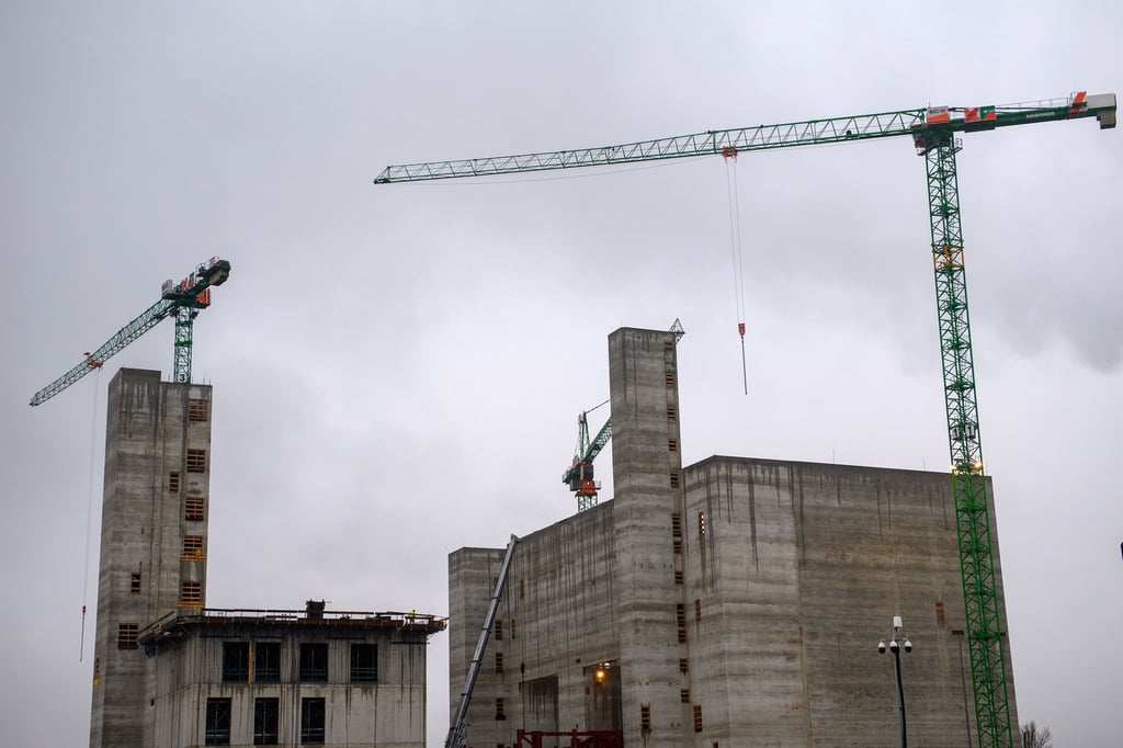 Baukräne drehen sich über dem Rohbau von Block drei des Müllheizkraftwerks Rothensee (MHKW).
