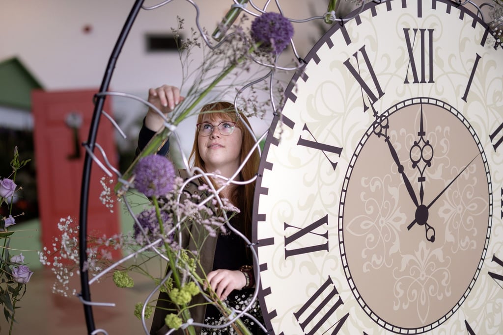 Lisa Weisner, Landschaftsarchitektin im egapark, gestaltet die Sommerhallenschau "Willkommen im egapark Wunderland", eine fantasievolle Blumenwelt um die Geschichte von Alice im Wunderland.