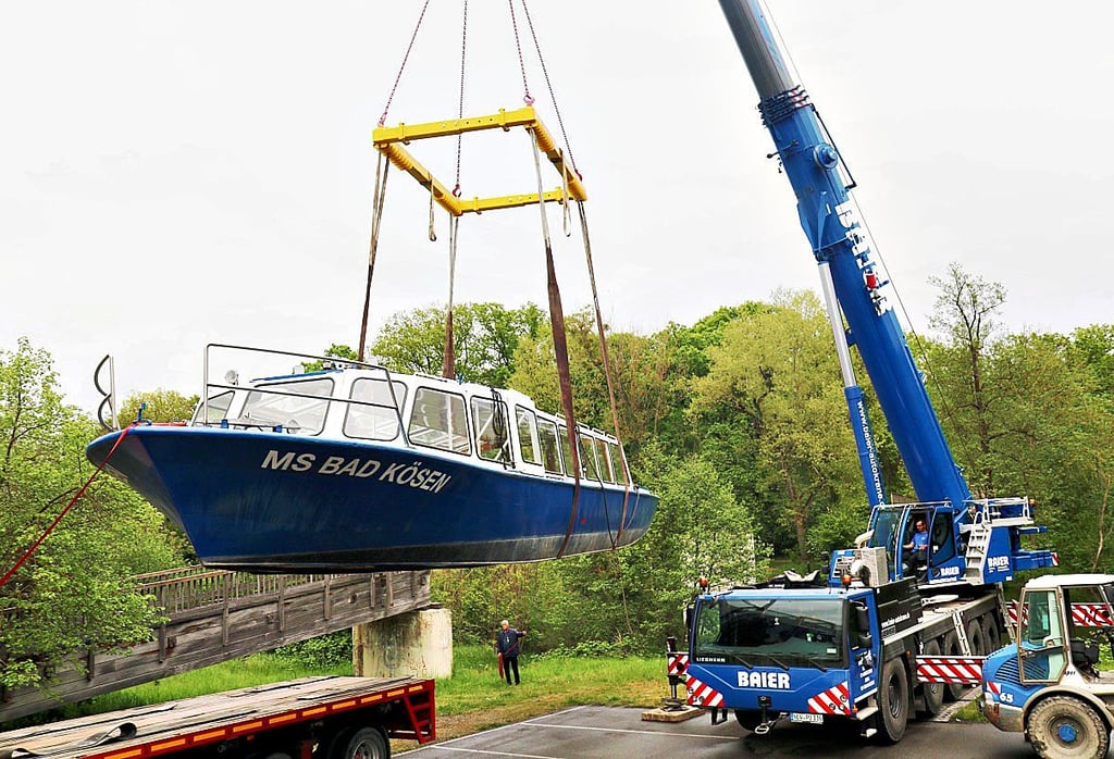 Noch am Haken: Der Kran hebt das Schiff vom Betzitza-Transporter.