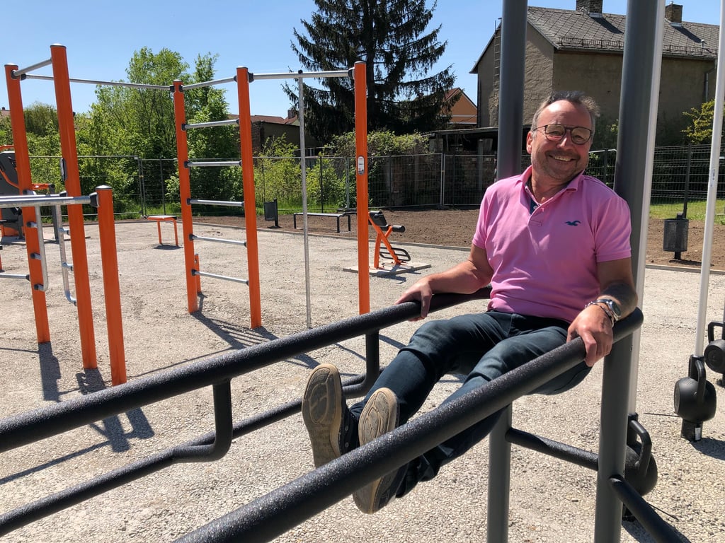 Frank Hyß, Abteilungsleiter bei der Stadt, probiert eines der Fitnessgeräte in der Neustadt schon mal aus.