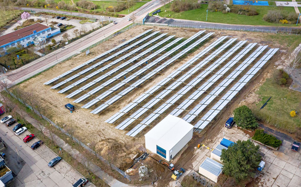 Die neue Solarthermie-Anlage in Wolfen-Nord hat etwa die Größe eines Fußballfeldes.