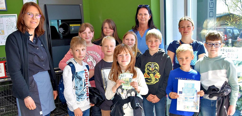 Mitarbeiterin Steffi Walter (links) überreichte den Abgesandten der Grundschule Elbingerode die Spende in Höhe von 400 Euro. Darüber freuten sich unter anderem Schulleiterin Bettina Borth und Elternratsmitglied Kathleen Pauke (hinten von links).