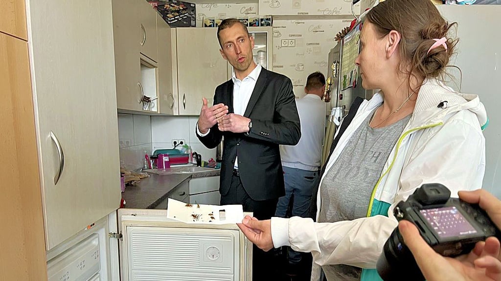 Die Kakerlaken in der Küche von Melanie Goll machen in der Lucas-Cranach-Straße in Stendal selbst vor dem Tiefkühlschrank nicht halt, wie Oberbürgermeister Bastian Sieler erfährt.