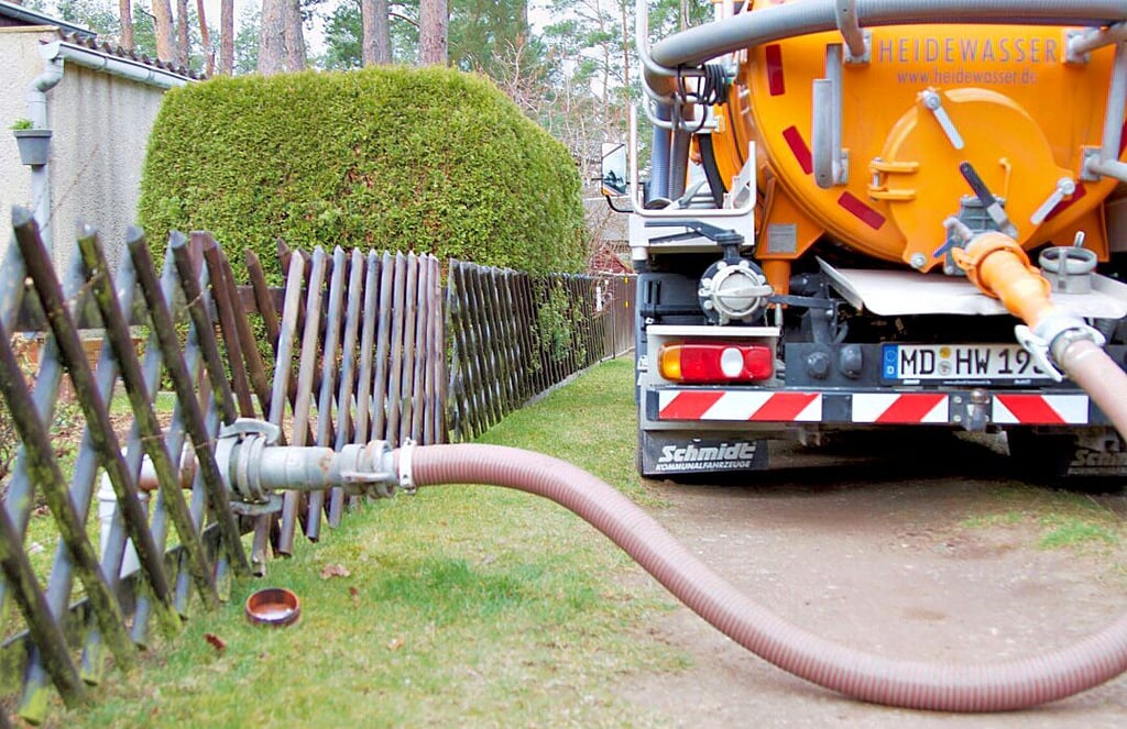Sammelgrubenbesitzer rund um Zerbst sind aufgefordert, zum Abpumpen des Abwassers an der Grundstücksgrenze Saugstutzen zu installieren.