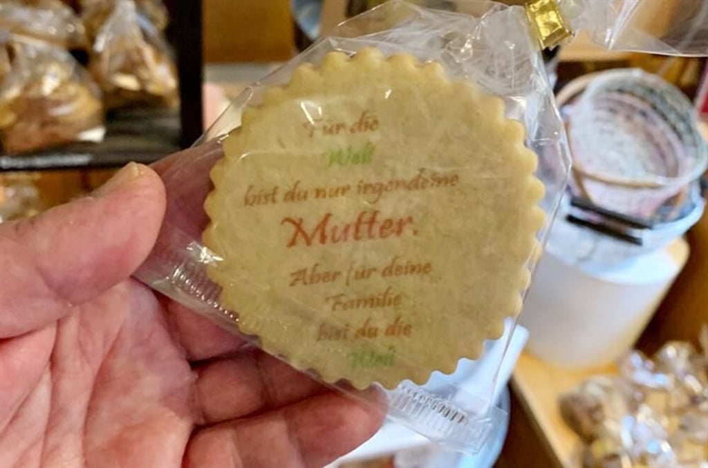 Eine beliebte Leckerei zum Muttertag: beschriftete Kekse, ein Angebot aus der „Manufaktur Keks-Art“ in Quedlinburg.