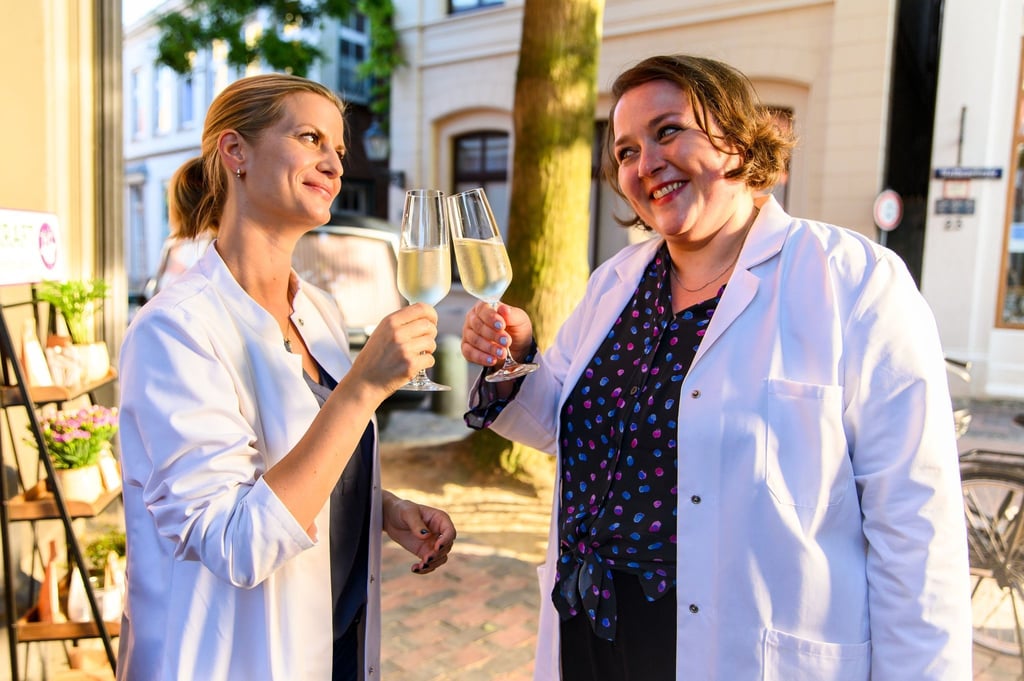 Insa Scherzinger (Theresa Underberg, l.) und Melanie Harms (Tina Pfurr, r.) haben allen Grund zu feiern: Nach einem existentiellen Schock können die beiden Apothekerinnen endlich aufatmen.