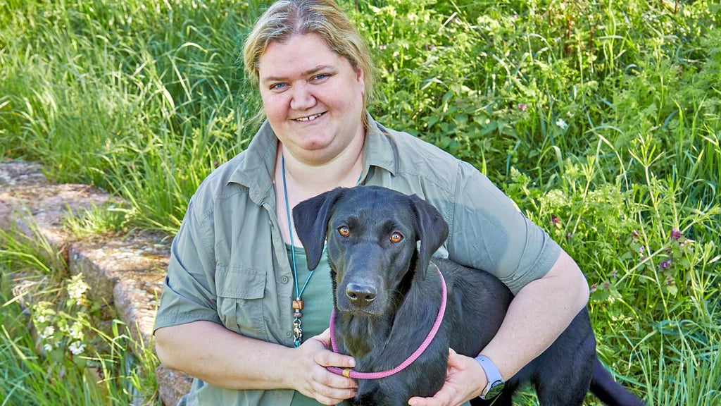 Jägerin Jennifer Elskamp aus Baalberge kennt sich in der Natur aus und züchtet Labrador Retriever. Die bildet sie für die Jagd aus.