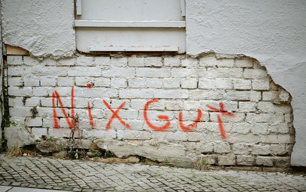 Der Schriftzug „Nix gut“ ist auf eine Fassade gesprüht, an der der Putz abgebröckelt ist. „Nix gut“ ist für die allermeisten Immobilienbesitzer aber auch illegale Graffiti an der Hauswand.