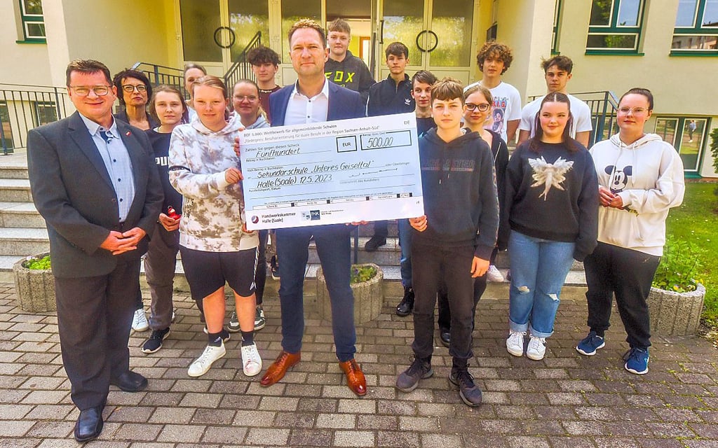 Der Förderpreis für Berufsorientierung der Handwerkskammer Halle wurde an die Sekundarschule Braunsbedra übergeben.
