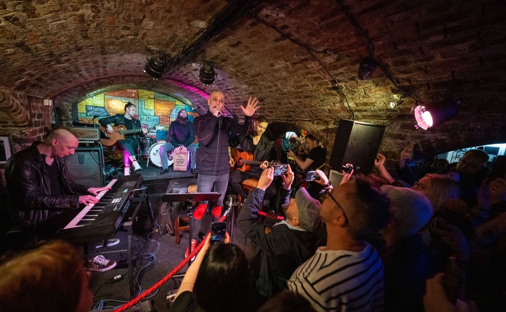 Lord Of The Lost geben im legendären Cavern Club ein Unplugged-Konzert.
