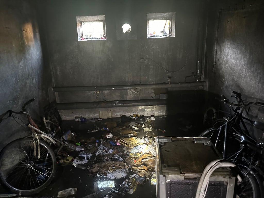 Die Coswiger Feuerwehr konnte das Feuer am 3. Mai schnell löschen. Das Kellerabteil war danach nahezu vollständig zerstört.
