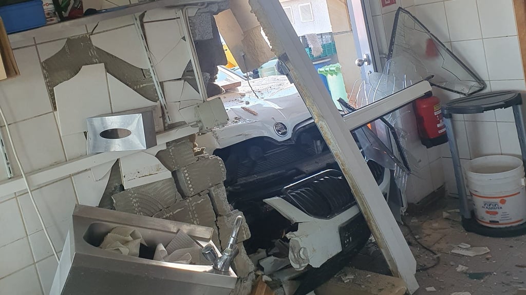 Der Skoda durchbrach die Außenwand der Gaststätte.