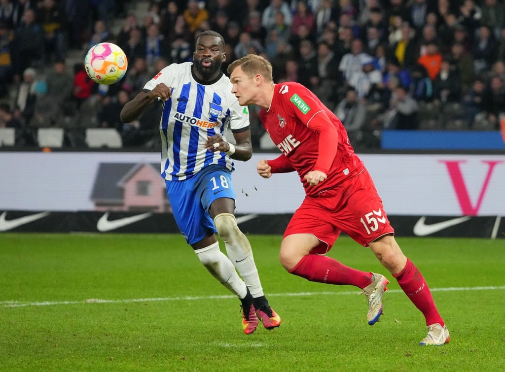 Herthas Wilfried Kanga (l) gegeg Kölns Luca Kilian.