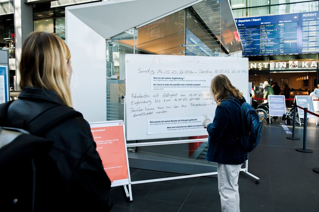 Reisende informieren sich im Berliner Hauptbahnhof über den bevorstehenden Streik.