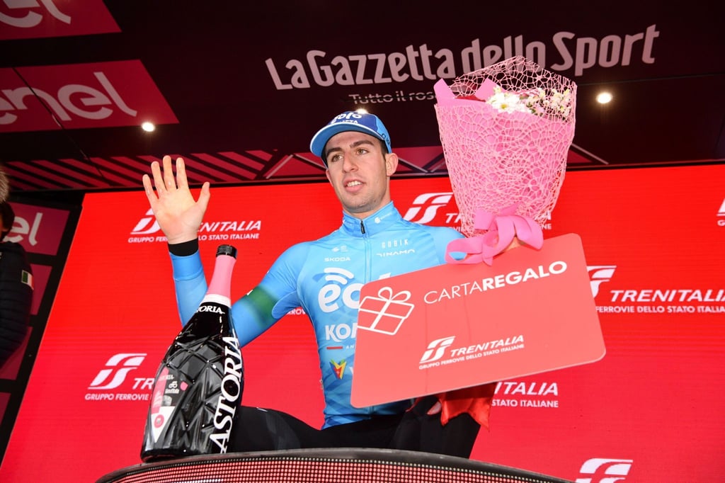 Davide Bais aus Italien von Team EOLA-Kometa jubelt auf dem Podium über den 7. Etappensieg.
