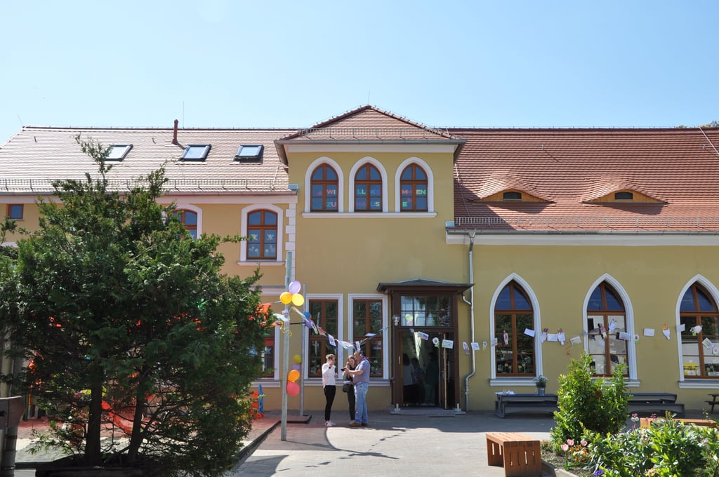 Blick auf die frisch sanierte Kita St. Gertraud in Salbke. So sieht es nach zwei Jahren Sanierungsarbeiten aus. Von den Kindern gebastelte Girlanden schmücken den Innenhof.