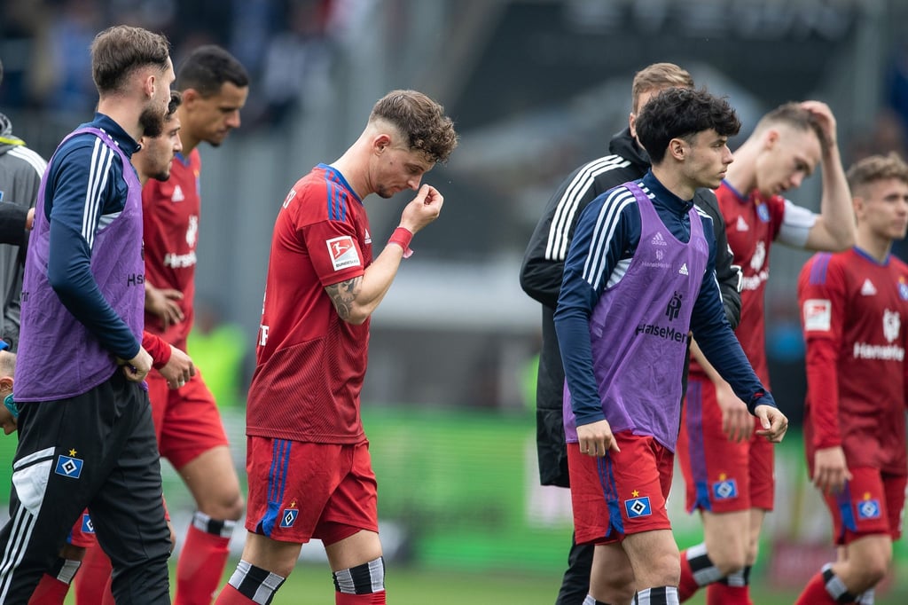 Nach der Niederlage in Magdeburg sah man vor allem eins bei den Spielern des Hamburger SV: hängende Köpfe.