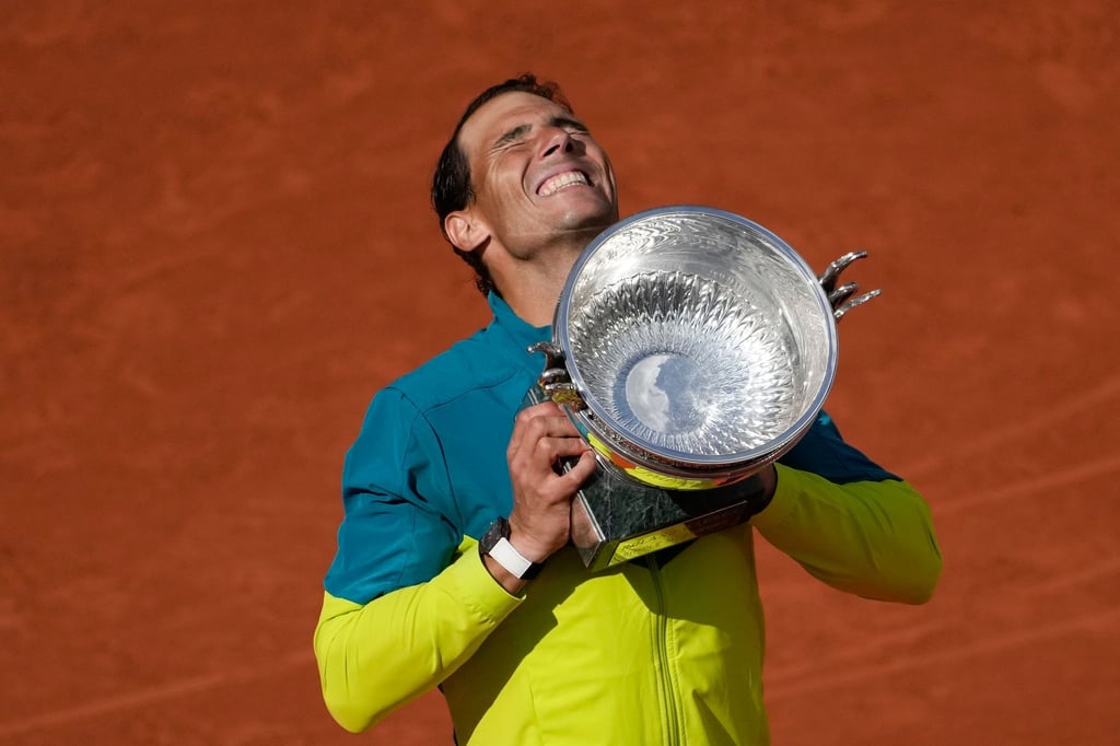 French-Open-Rekordsieger Rafael Nadal stemmt nach seinem Sieg den Pokal in die Höhe.