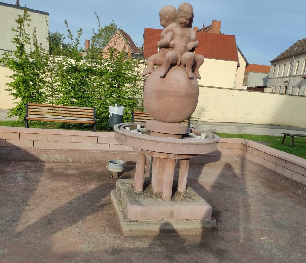 Alles trocken am sanierten Brunnen auf dem Leninplatz. Aber wie lange noch?