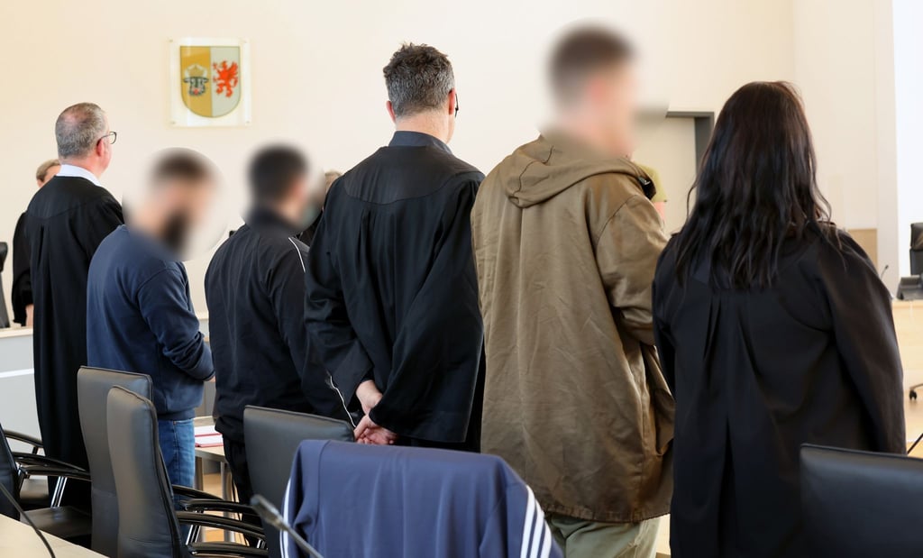 Die Angeklagten im Prozess wegen Geldautomatensprengungen warten mit ihren Anwälten im Saal des Landgerichts auf die Urteilsverkündung.