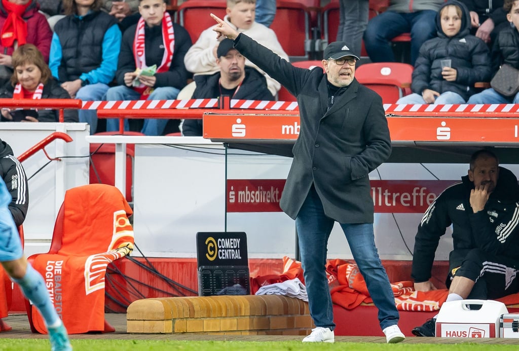 Trainer Urs Fischer von Union Berlin zeigt in eine Richtung. Ihr Ziel heißt Champions League.